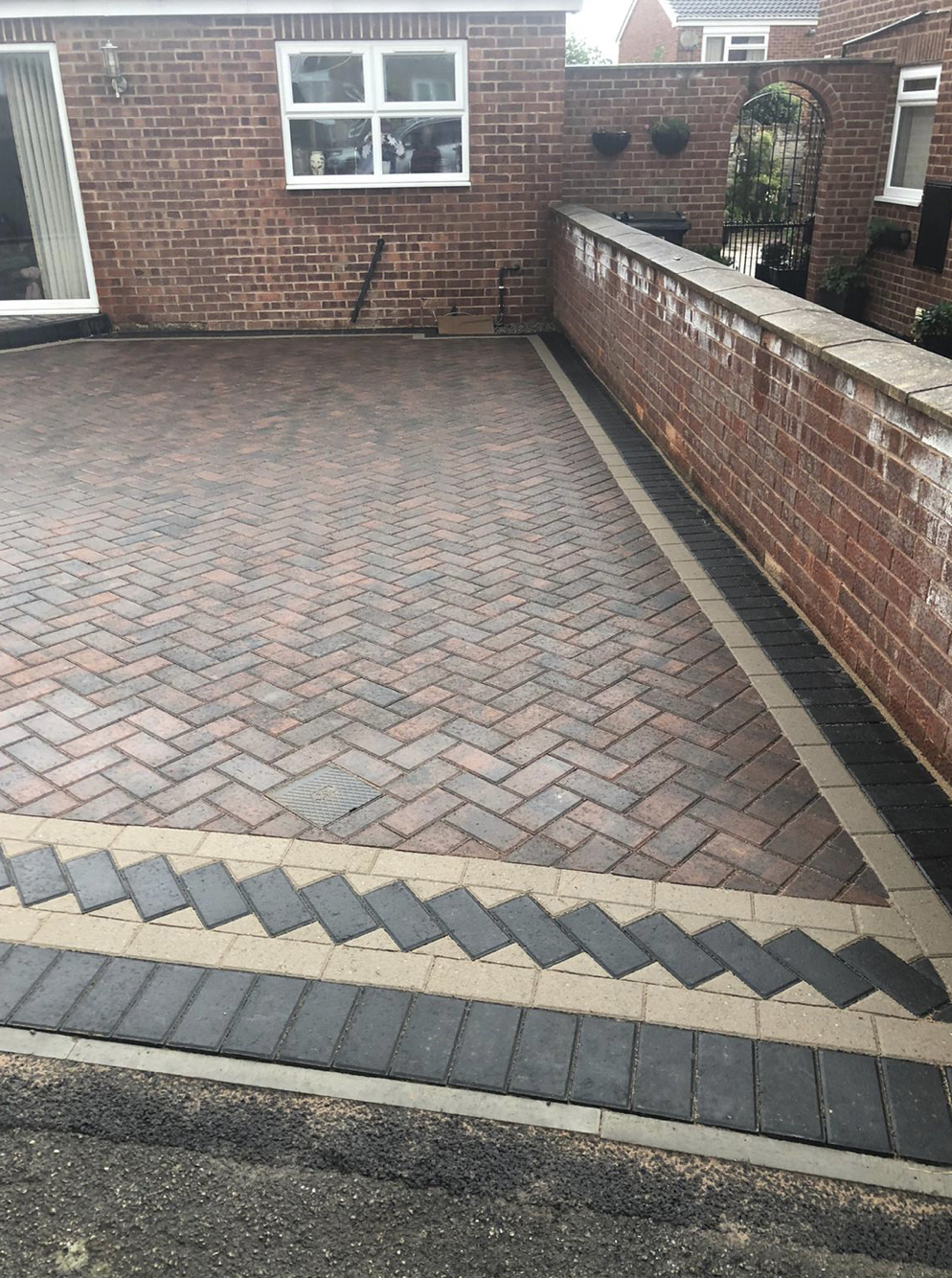 Zigzag driveway border detail